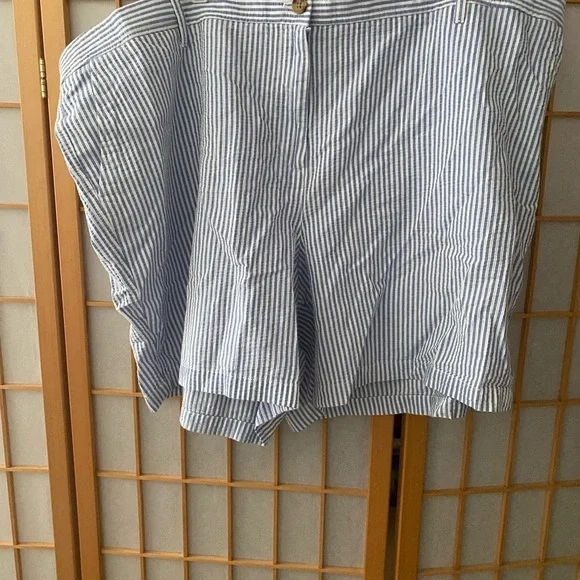 Talbots Relaxed Chino Seersucker Shorts Womens 24 W Blue White Striped 7" Inseam - Picture 2 of 5
